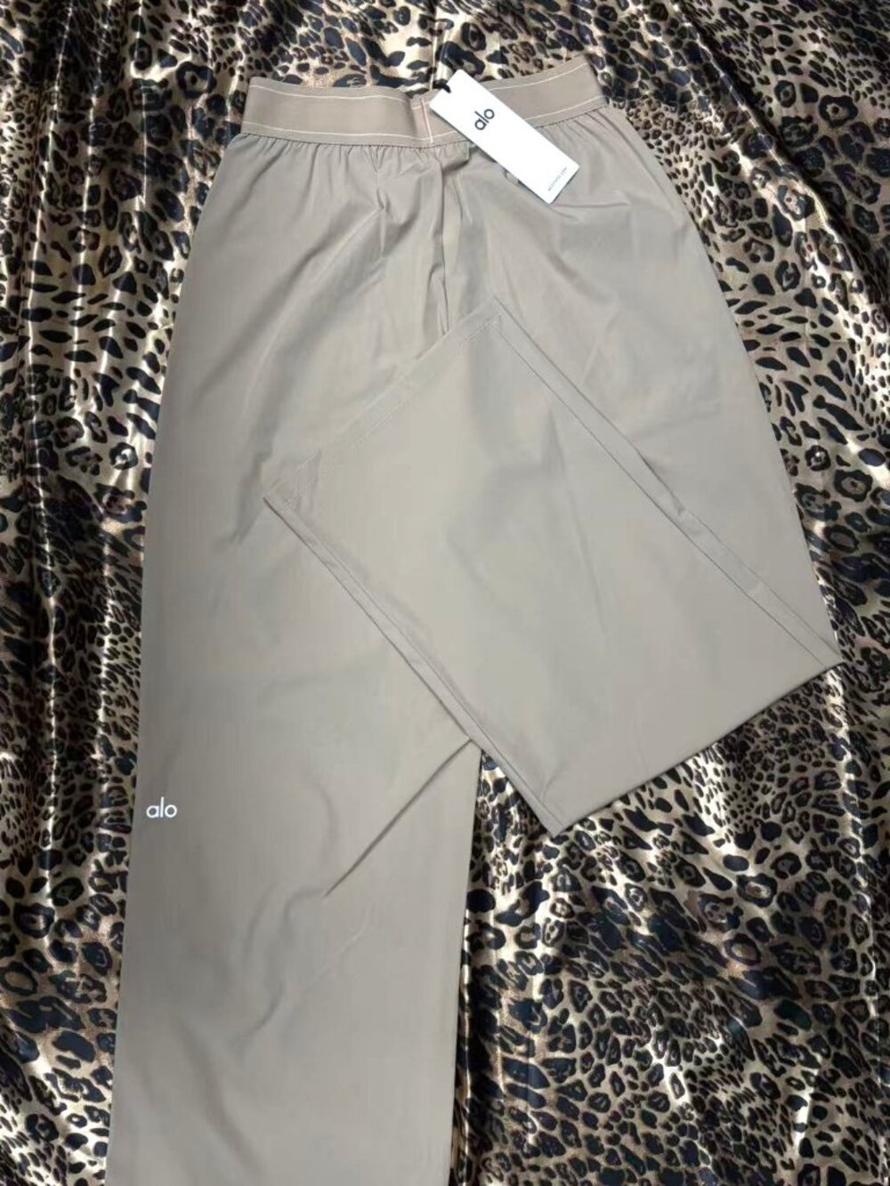 Brand new with tags Alo Yoga Suit Up Trouser Gravel Regular Fit✨ - Picture 5 of 10
